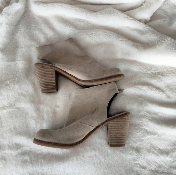 Dolce Vita Beige Clogs - Picture 6 of 6
